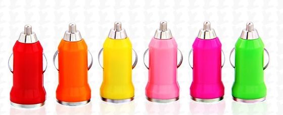 El mini cargador promocional del coche del USB con llevado se enciende para arriba