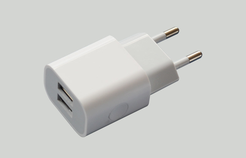 El Eu el adaptador blanco del viaje del Usb de Iphone/de Samsung se aplica a Ministerio del Interior o al coche